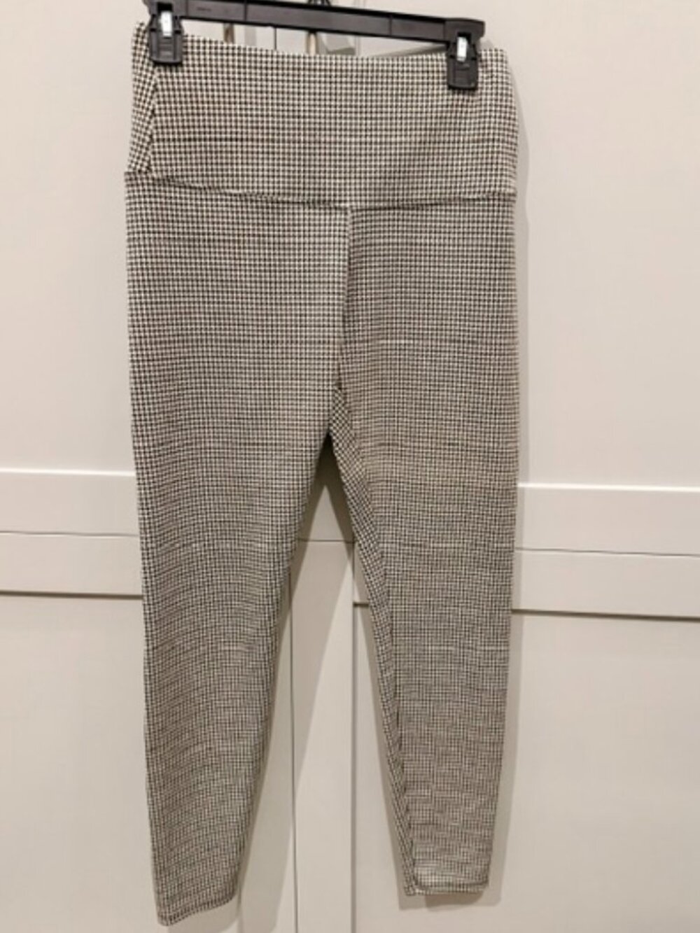 Lyssé high-waisted leggings featuring a classic black-and-white houndstooth